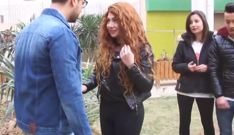شابة تونسية تفاجئ حبيبها بحركة رومانسية جريئة تشعل”فيسبوك”-(فيديو) 
