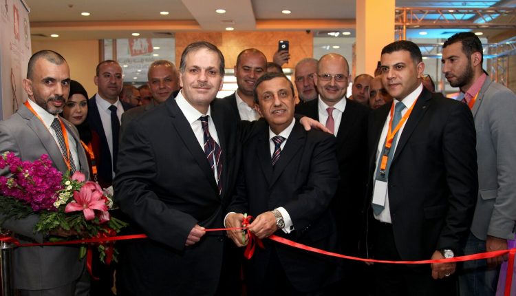 رئيس تجارة عمان يفتتح معرض “جو فاشن”
