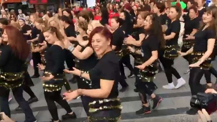 فتيات تركيات يشعلن شوارع “أزمير” رقصا على أنغام أغنية لـ”مصر” (فيديو)