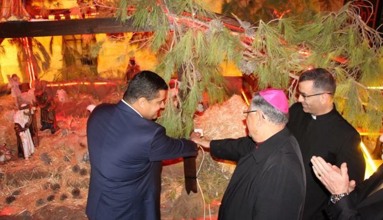 الازايده:  يفتتح البازار الخيري ويضيئ شجرة عيد الميلاد