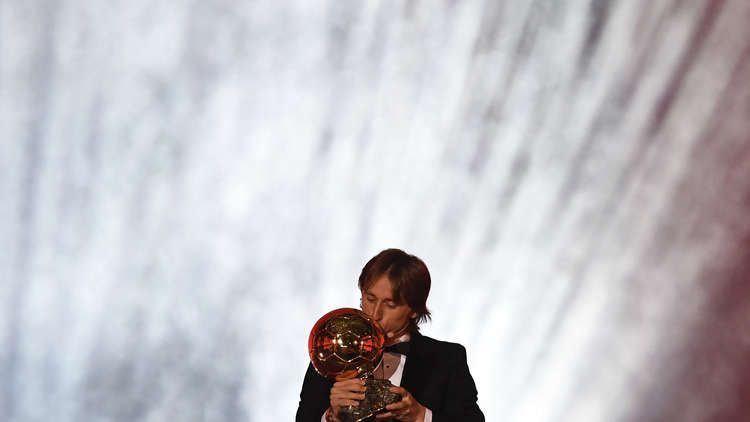 لوكا مودريتش يتوج بجائزة الكرة الذهبية