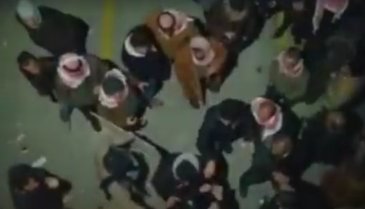 بالفيديو .. ” طوشة ” و ” دحيه ” و” قمامه ” في احتجاج الرابع