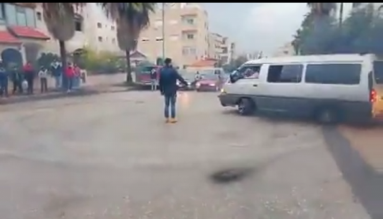 شاهد بالفيديو …مستهترون يمارسون التفحيط بمركباتهم بشارع رئيسي في عمان