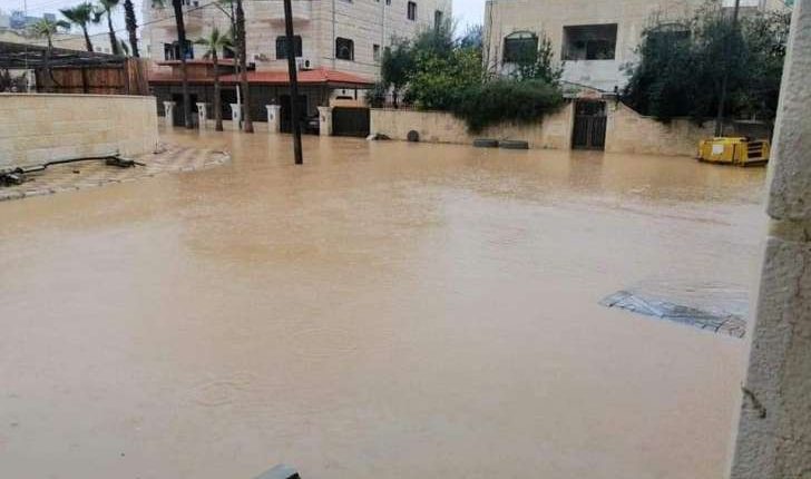 شاهد بالصور … مياه الامطار تداهم منازل مواطنين في العاصمة عمان