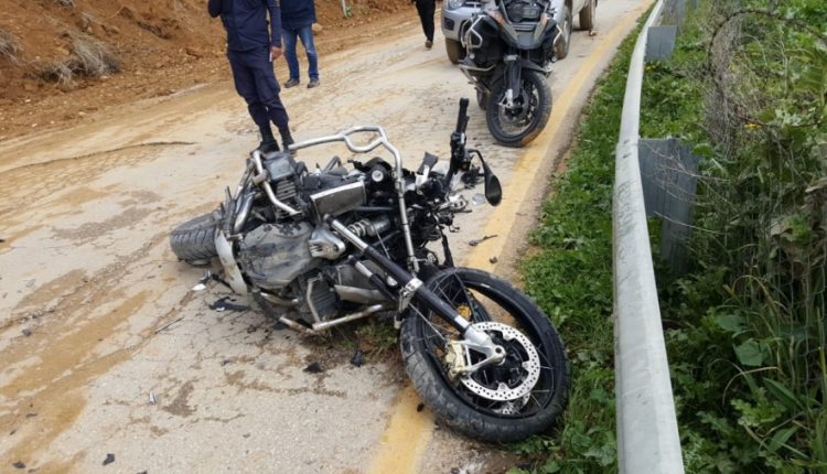 بالصور…وفاة سائق دراجة نارية بعد اصطدامها مع مركبة شحن صغيرة في جرش