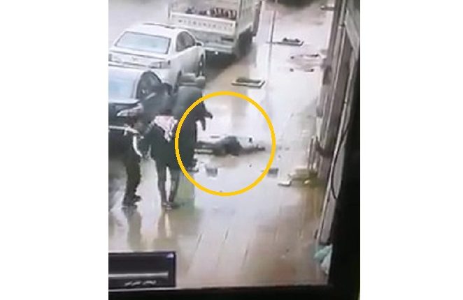 بالفيديو .. سقوط حجر كبيرة على رأس شخص في منطقة راس العين و