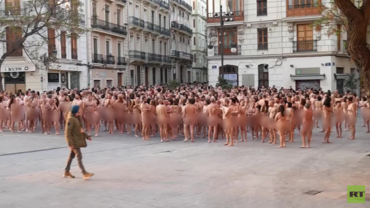 مئات السكان يتعرون في شوارع إسبانيا! (فيديو)