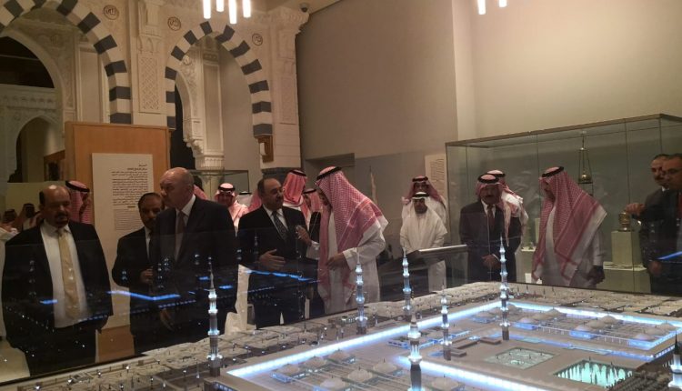 رئيس مجلس الأعيان الأردني يزور مركز الملك عبد العزيز التاريخي
