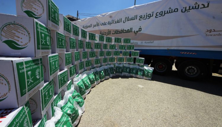 في محطتة الثالثة  مركز الملك سلمان للإغاثة يوزع 21 طناً من السلال الغذائية الرمضانية على الاشقاء اللاجئين السوريين في محافظة الزرقاء