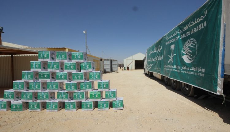 مركز الملك سلمان للإغاثة يوزع (118) طن من السلال الغذائية رمضانية على الاشقاء اللاجئين السوريين في مخيمي الزعتري والازرق