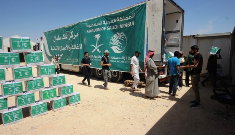 مركز الملك سلمان للإغاثة يختتم توزيع السلال الرمضانية داخل مخيمي الزعتري والازرق ضمن تسع محطات بتوزيع 821 طن من المواد الغذائية