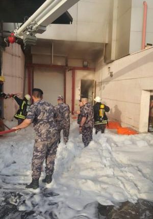 عمان : إصابة (4) أشخاص بحريق شب في مستودع أدوية بمنطقة البيادر.صور