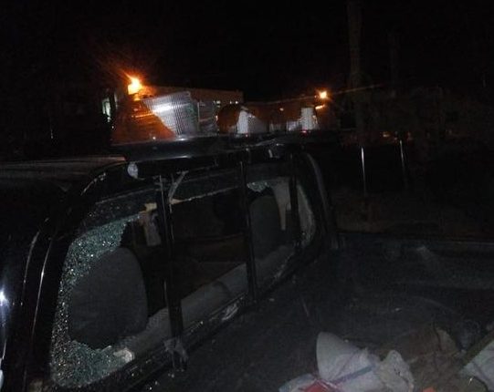 بالصور .. مجهولون يحطمون مركبات تابعة لوزارة الاشغال على الطريق الصحراوي