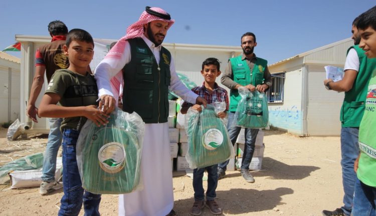 مركز الملك سلمان للإغاثة يباشر توزيع الحقائب المدرسية على أبناء السوريين في مخيم الزعتري