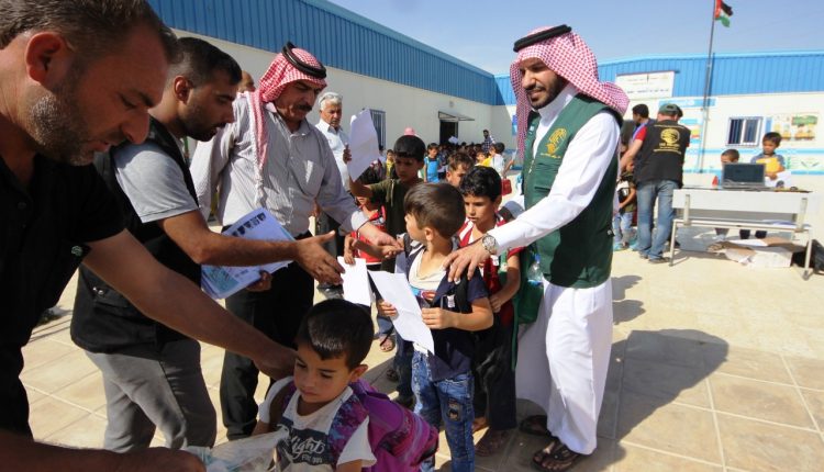 مركز الملك سلمان للاغاثة يستكمل توزيع اكثر من 15 الف حقيبة مدرسية في مخيم الزعتري