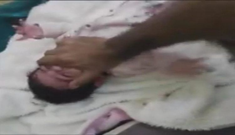 تعرض طفل رضيع للضرب من قبل والدته  وتصويره. الزرقاء