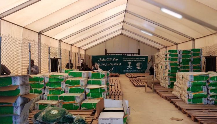 مركز الملك سلمان للاغاثة يكمل توزيع الحقائب المدرسية على طلاب مخيم الازرق باجمالي 8 الاف حقيبة مدرسية