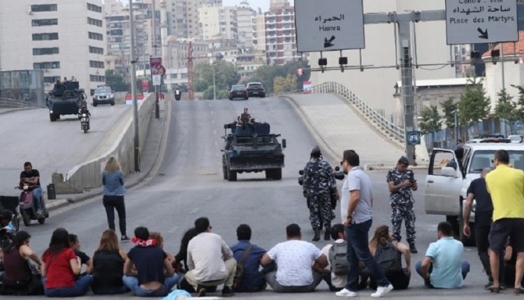لبنان .. محتجون  يقطعون الطرق الرئيسية