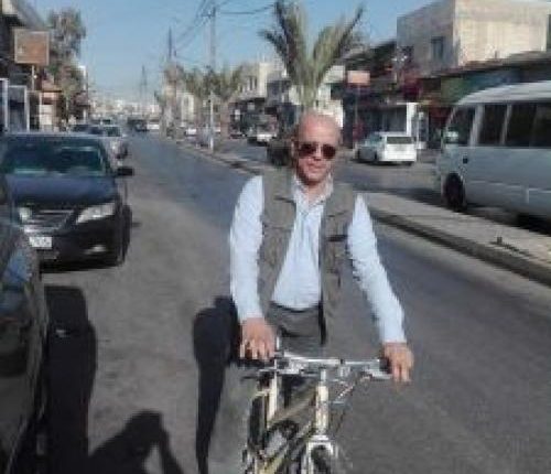رئيس بلدية سحاب يتوجه لعمله مستخدما دراجة هوائية صور