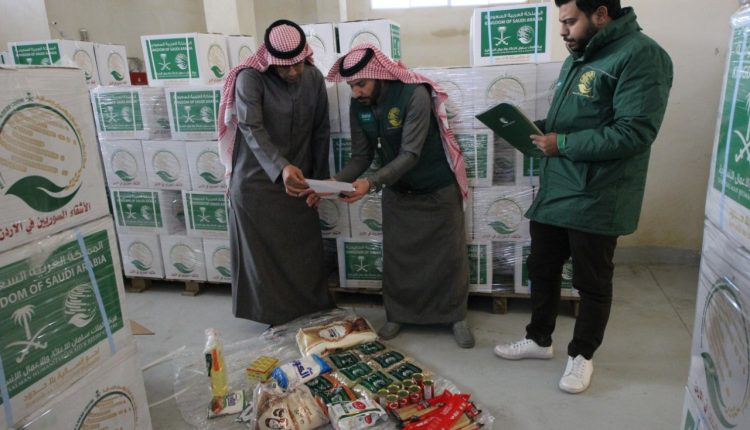 القائم باعمال السفارة السعودية في الأردن يقوم بزيارة تفقدية لمشروع مركز الملك سلمان لتوزيع السلال الغذائية