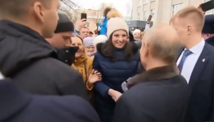 بالفيديو …فتاة روسية حسناء تفاجئ بوتين وتطلب الزواج منه