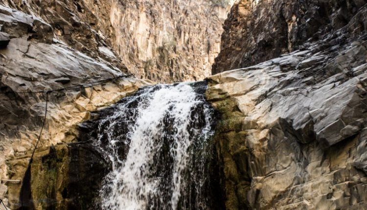 وادي الهيدان … انسيابية المياه الباردة وسط جبال الموجب الشاهقة
