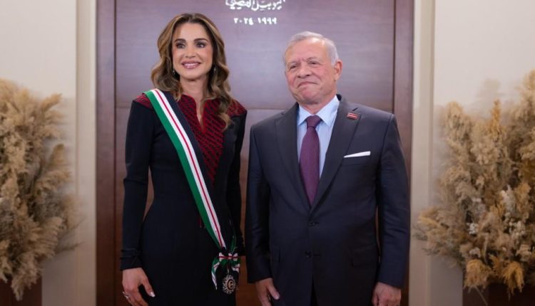 الملكة رانيا توجه كلمة للملك عقب تقليدها وسام النهضة المرصع