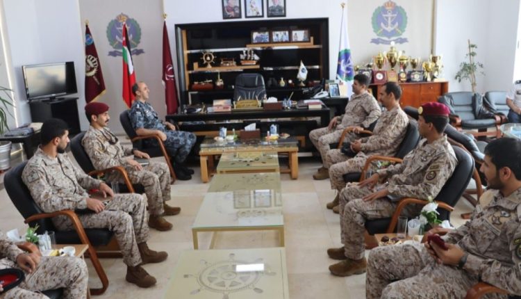 قيادة القوة البحرية والزوارق الملكية تستقبل وفداً عسكرياً سعودياً