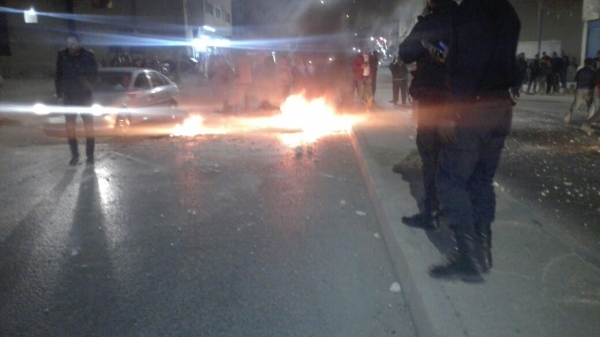 بالصور .. مواطنون يغلقون شارع البتراء احتجاجا على حوادث الدهس