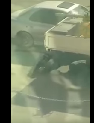 بالفيديو .. لص يسرق اطار مركبة تابعة لأمانة عمان بطريقة غريبة في وضح النهار
