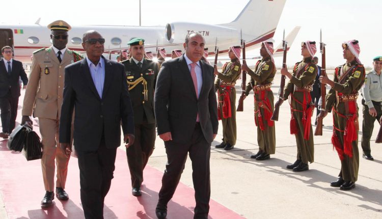 الرئيس الغيني يصل عمان في زيارة عمل للمملكة