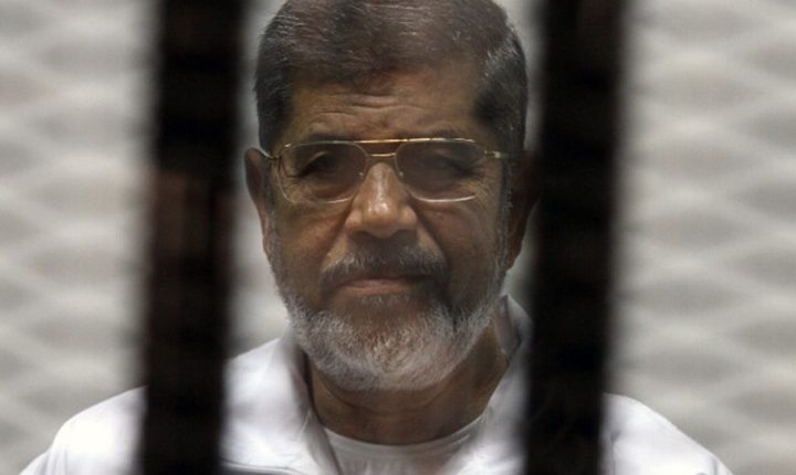 منظمة تؤكد تعرض مرسي لمحاولة اغتيال بطعام فاسد بالسجن