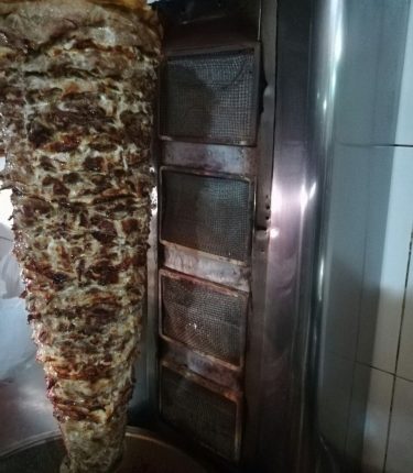 بالصور .. إتلاف “سيخين” شاورما في أحد المطاعم في مادبا لعدم صلاحيتهما للاستهلاك
