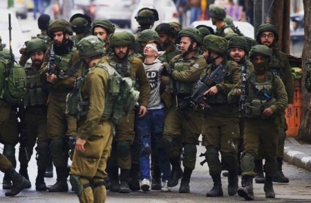 شاهد بالصور.. الطفل الفلسطيني الذي اعتقله 23 جندياً إسرائيلياً يروي تفاصيل تعذيبه واحتجازه