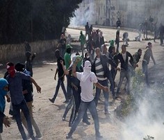 شاهدبالفيديو .. قوات الاحتلال الإسرائيلي تطلق قنابل الغاز على متظاهرين فلسطينيين
