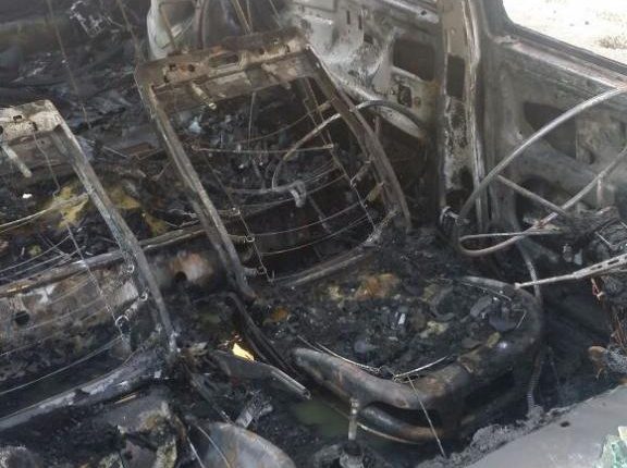 شاهد بالصور .. مجهولون يحرقون مركبة في منطقة البارحة باربد
