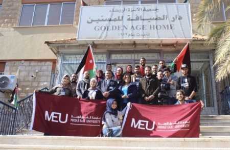 طلبة “الشرق الأوسط ” يزورون دار الضيافة للمسنين