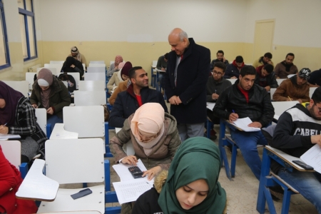 رئيس جامعة الزرقاء يتفقد قاعات الامتحانات النهائية