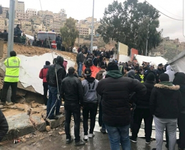 وفاة واصابة آخر اثر انهيار جدار استنادي بسوق الجمعة في المهاجرين