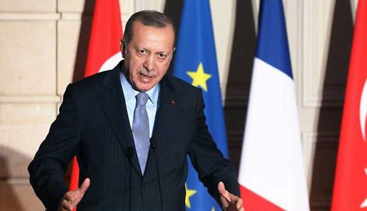 أردوغان لصحافي فرنسي: لماذا لا تسأل عن إرسال أمريكا 4 آلاف شاحنة أسلحة لسوريا؟ ـ (فيديو)