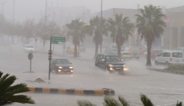 عاصفة مطرية الجمعة وتحذير من غزارة الامطار
