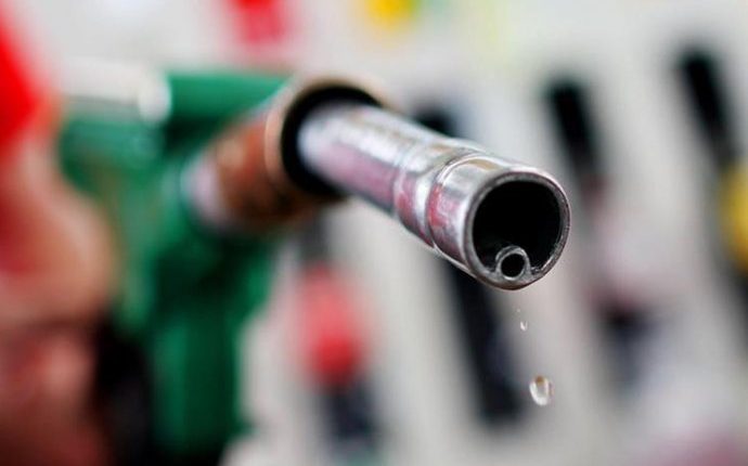 رفع أسعار المحروقات قرشين ونصف على البنزين والديزل