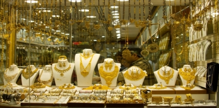 الرئيسية الشؤون الأمنية شرطة غرب البلقاء تقبض على فتاتين سرقتا خواتم ذهبية من داخل محل مجوهرات