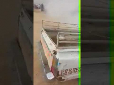 بالفيديو …مواطن يحرق مركبته في الزرقاء ..والاجهزة الامنية تباشر التحقيق