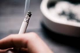 إحالة ثمانية موظفين يعملون بمؤسسات رسمية للمحكمة بجرم التدخين في العقبة