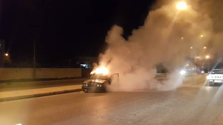 مواطن يحرق مركبته احتجاجا على رفع الاسعار.