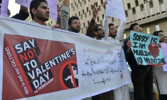 ممنوع الاحتفال بعيد الحب في باكستان… والسبب؟