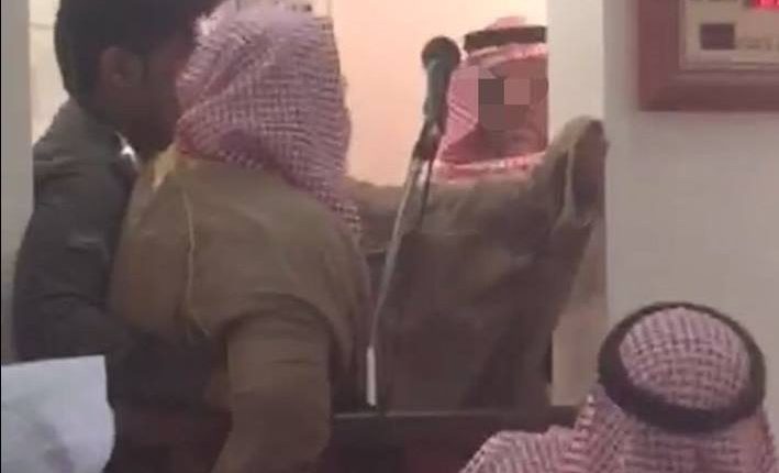 السعودية … إنزال خطيب مسجد من على المنبر بالقوة واعتقاله .