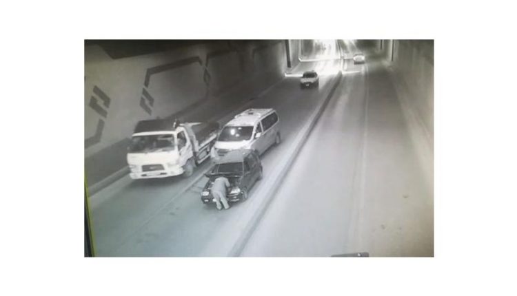 فيديو يوثق لحظة دهس رجل تعطلت مركبته داخل نفق “الواحة” – شاهد