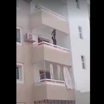 شاهد بالفيديو …محاولة انتحار فتاة من الطابق الثالث في العقبة